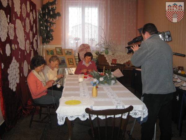 : Na fot. Od lewej Małgosia Wojciechowska, Irena Matyja i Małgorzata Fukacza przy wykonywaniu koronek w trakcie telewizyjnego nagrania.